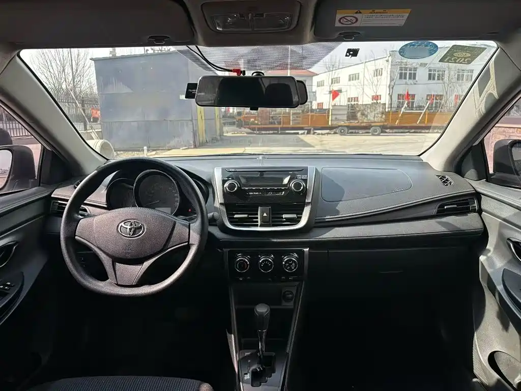 Toyota Yaris L — фото 13