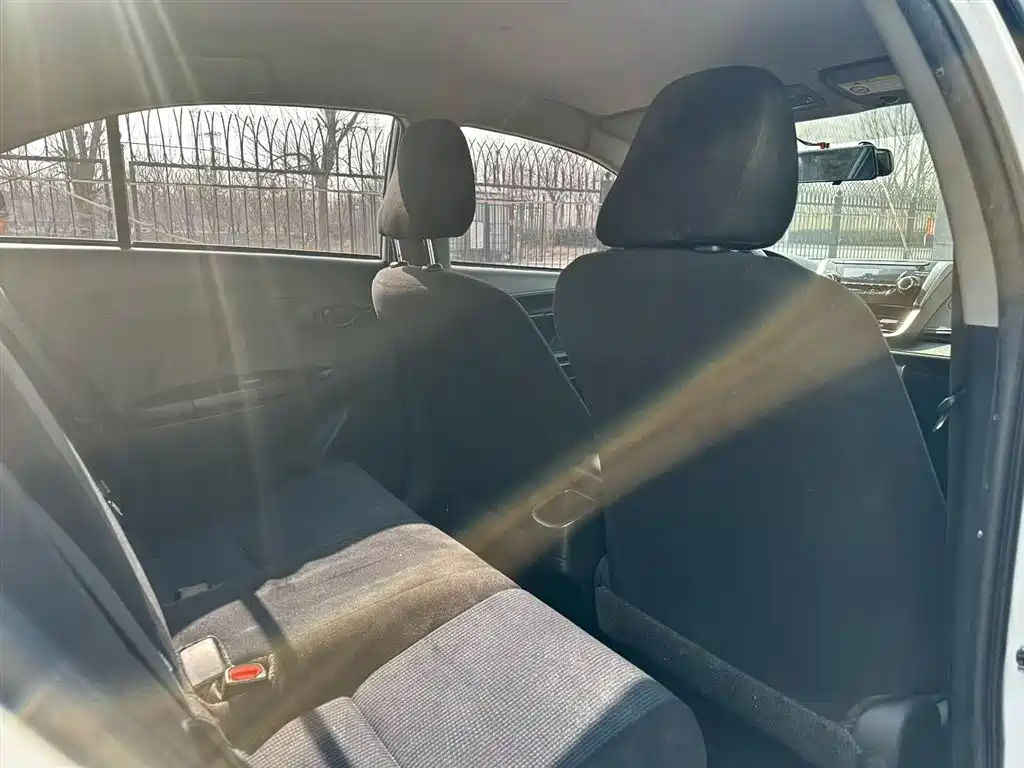 Toyota Yaris L — фото 14