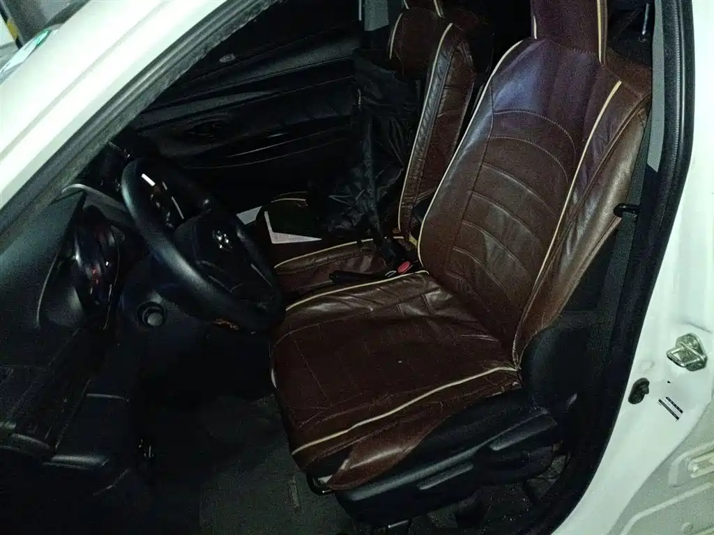 Toyota Yaris L — фото 8