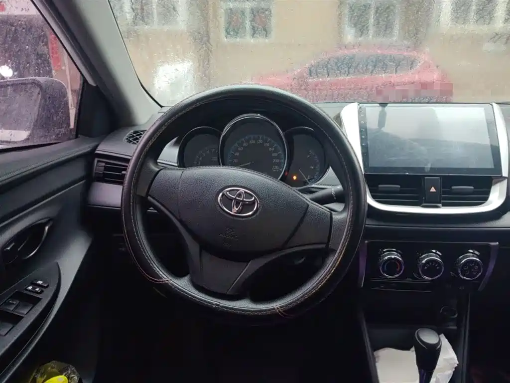Toyota Yaris L — фото 3