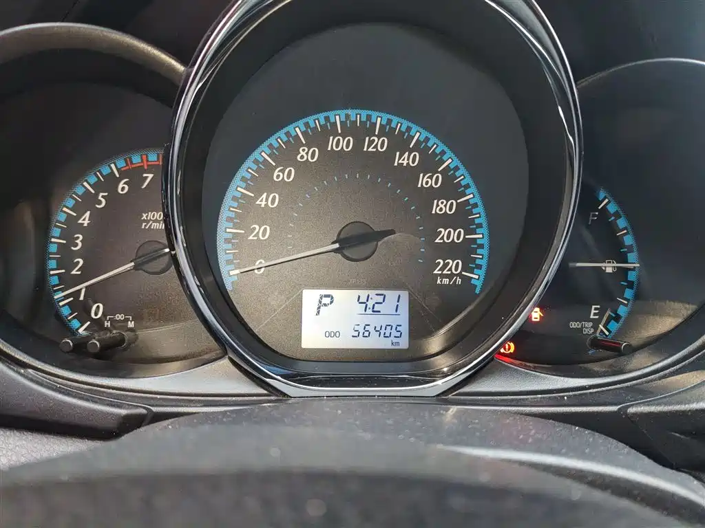Toyota Yaris L — фото 4