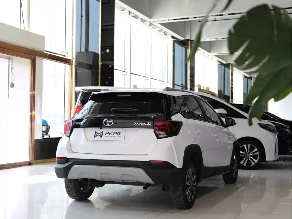 Toyota Yaris L — фото 15