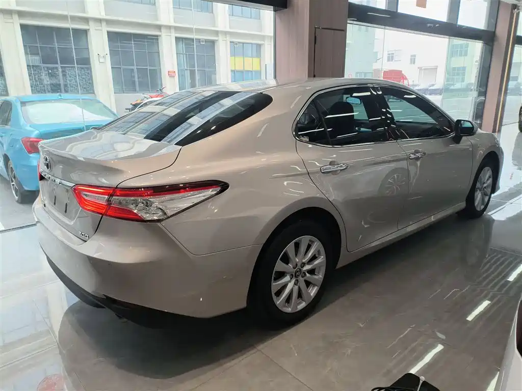 Toyota Camry — фото 5