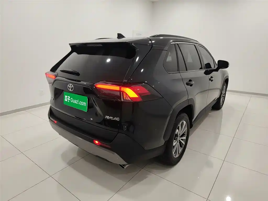 Toyota RAV4 — фото 5