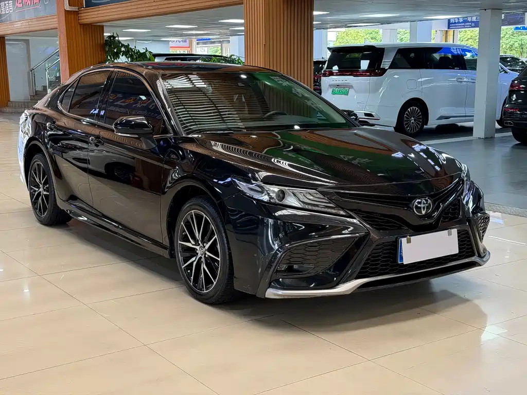 Toyota Camry — фото 3