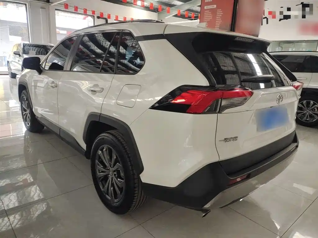 Toyota RAV4 — фото 5