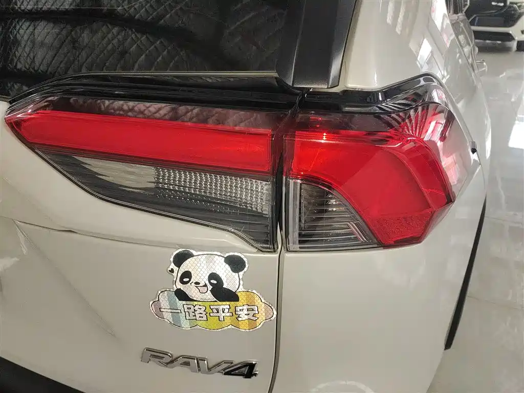 Toyota RAV4 — фото 8