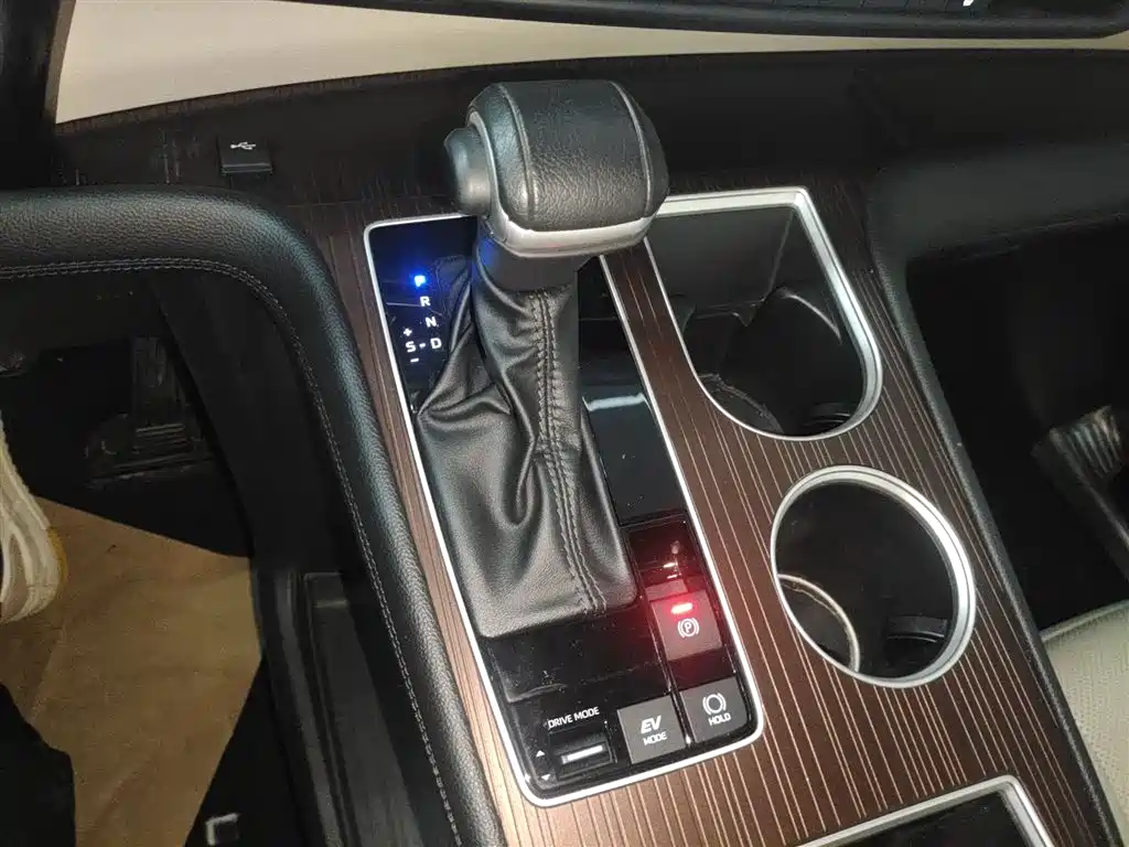 Toyota Granvia — фото 14
