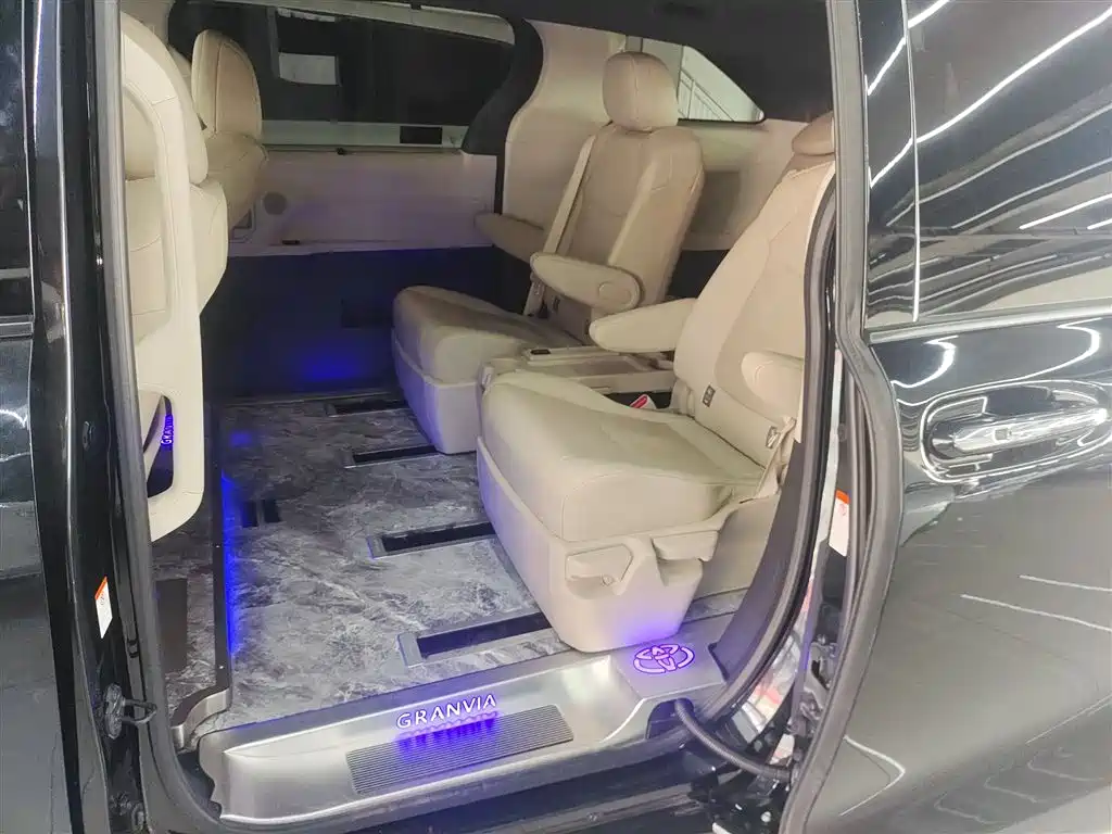 Toyota Granvia — фото 17