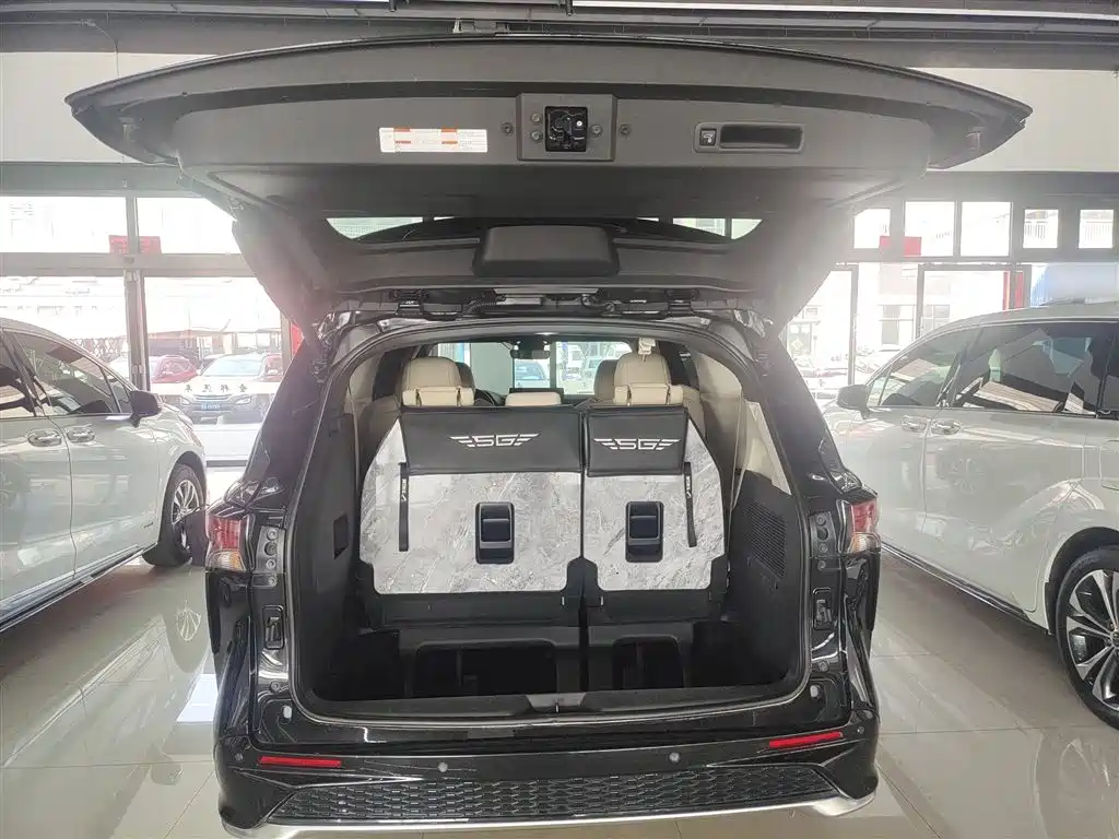 Toyota Granvia — фото 19