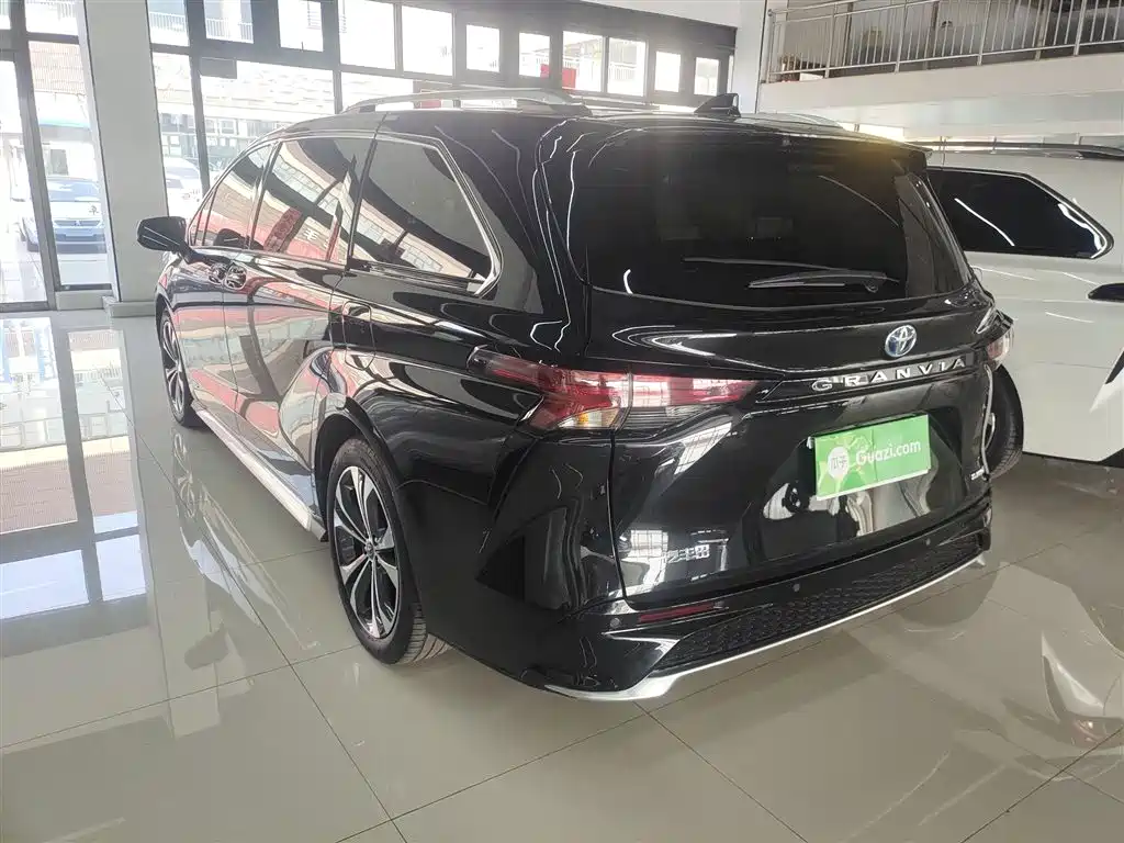 Toyota Granvia — фото 5