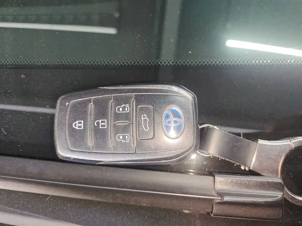 Toyota Granvia — фото 9