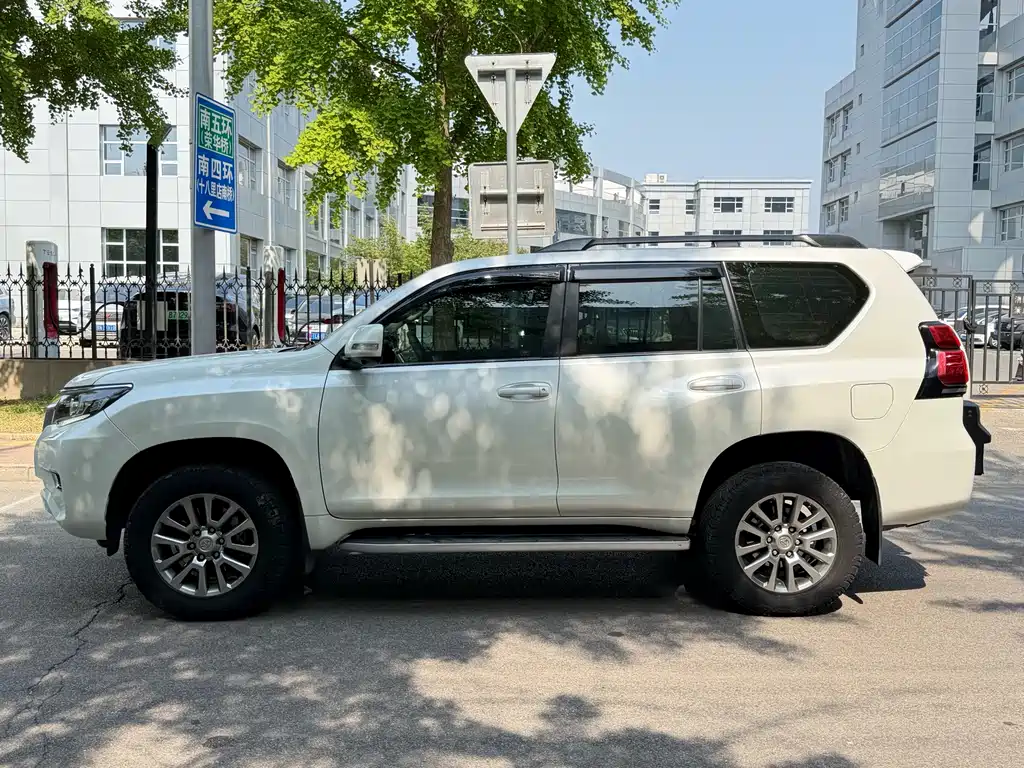 Toyota Prado — фото 5