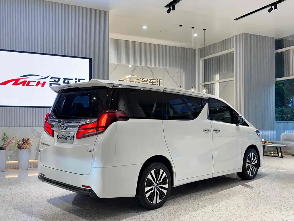 Toyota Alphard — фото 3
