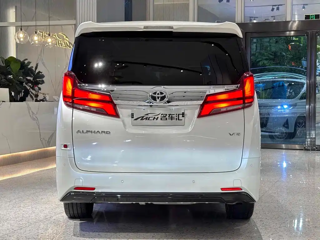 Toyota Alphard — фото 4