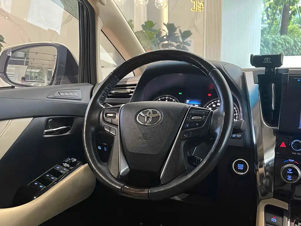 Toyota Alphard — фото 5
