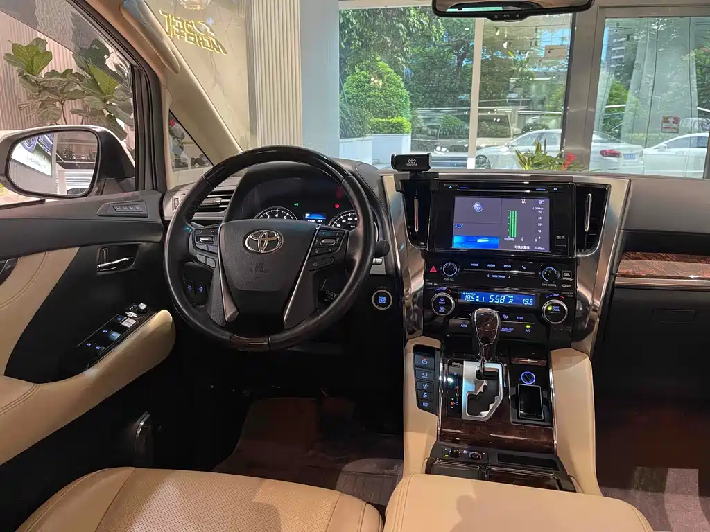 Toyota Alphard — фото 7