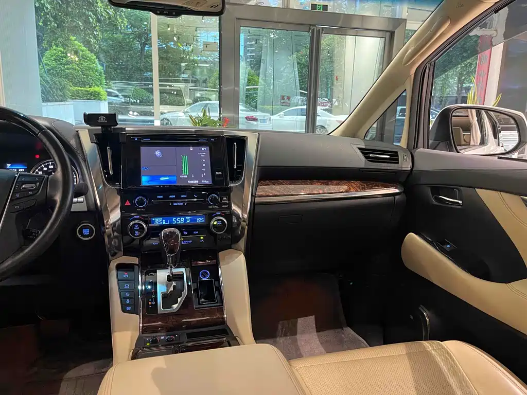 Toyota Alphard — фото 8