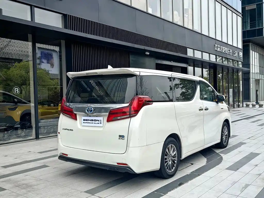 Toyota Alphard — фото 4
