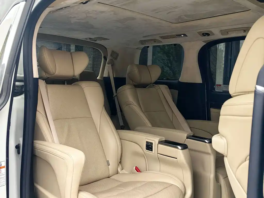 Toyota Alphard — фото 7