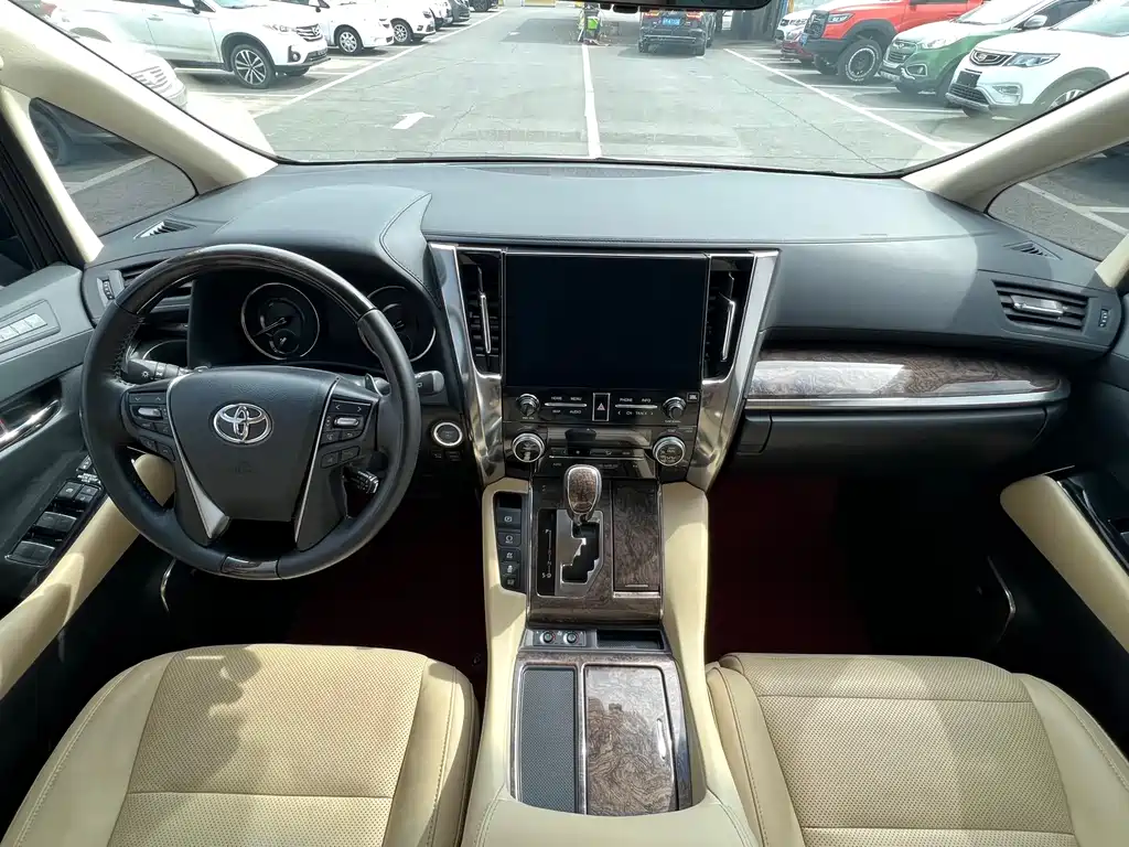Toyota Alphard — фото 5