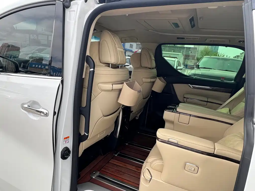 Toyota Alphard — фото 6