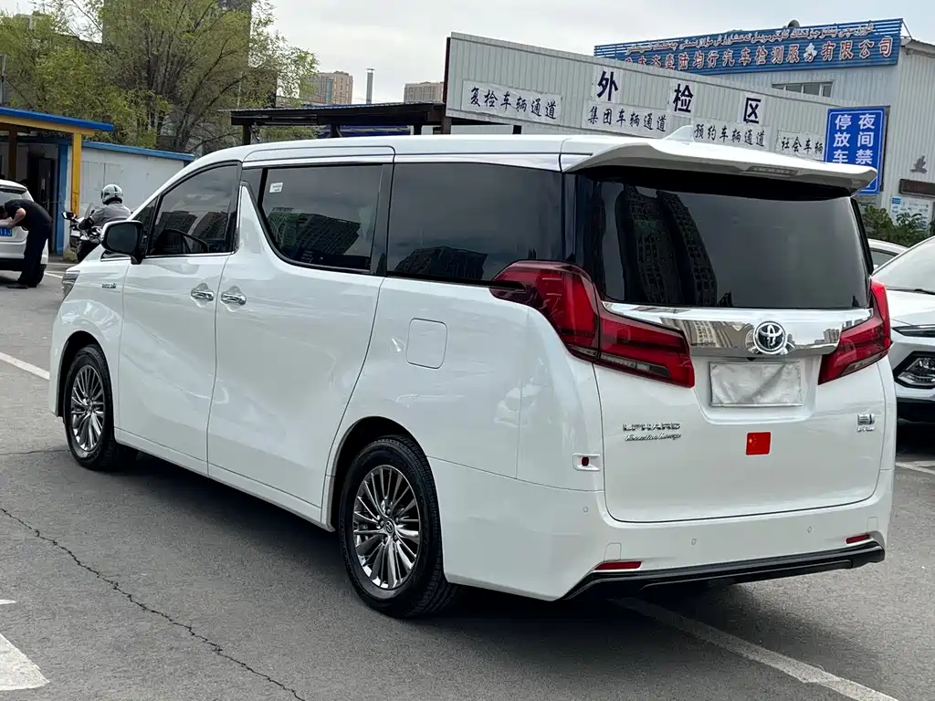 Toyota Alphard — фото 9