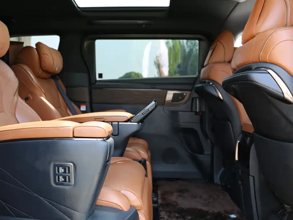 Toyota Alphard — фото 8