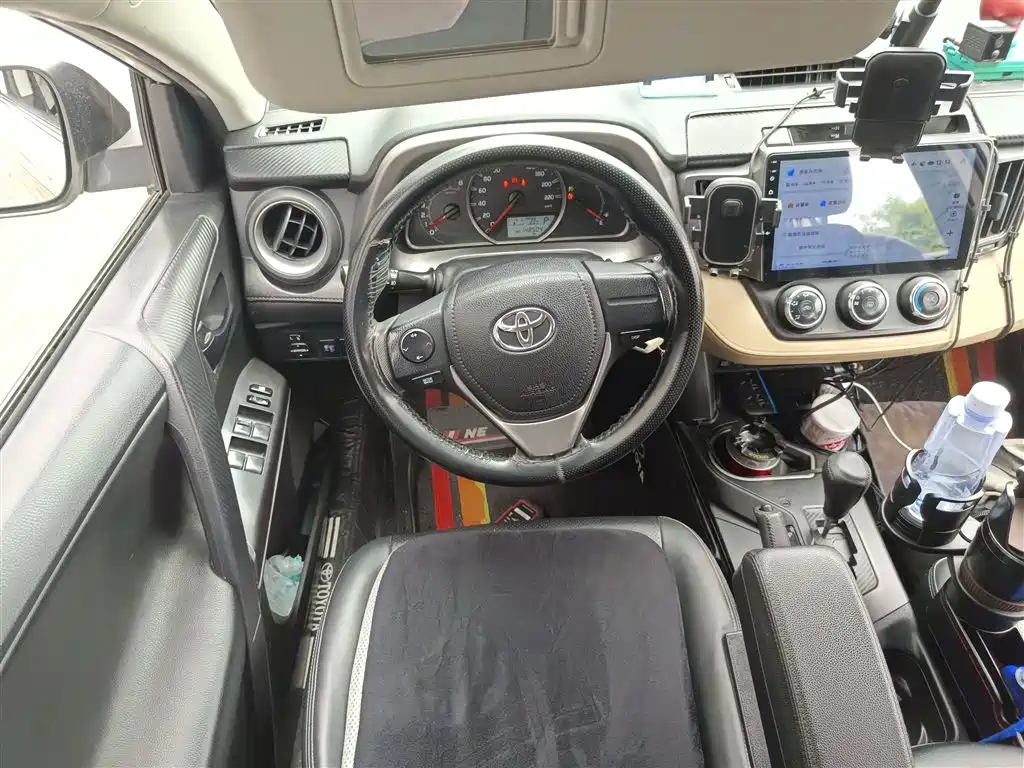 Toyota RAV4 — фото 11