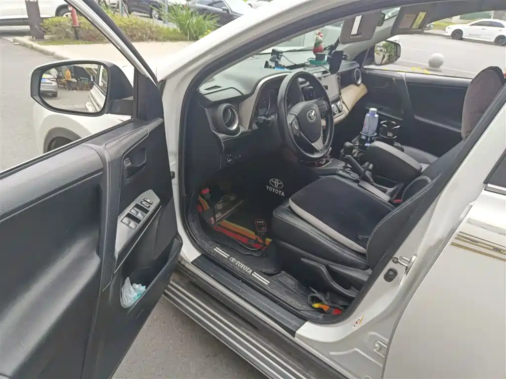 Toyota RAV4 — фото 16