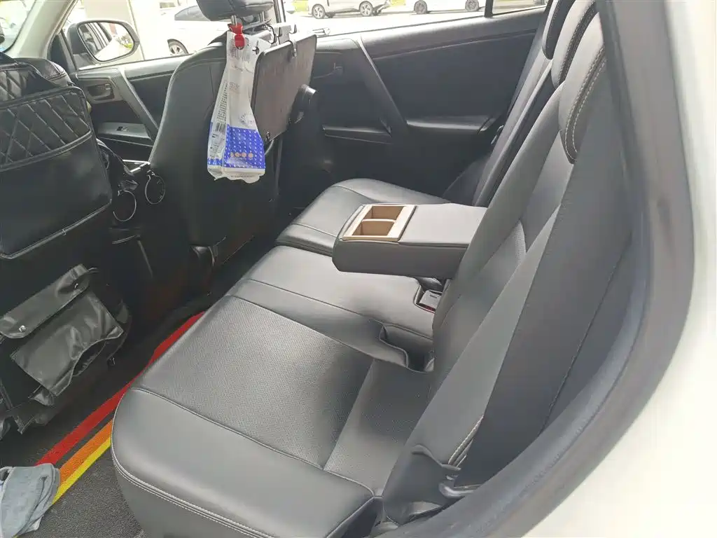 Toyota RAV4 — фото 17