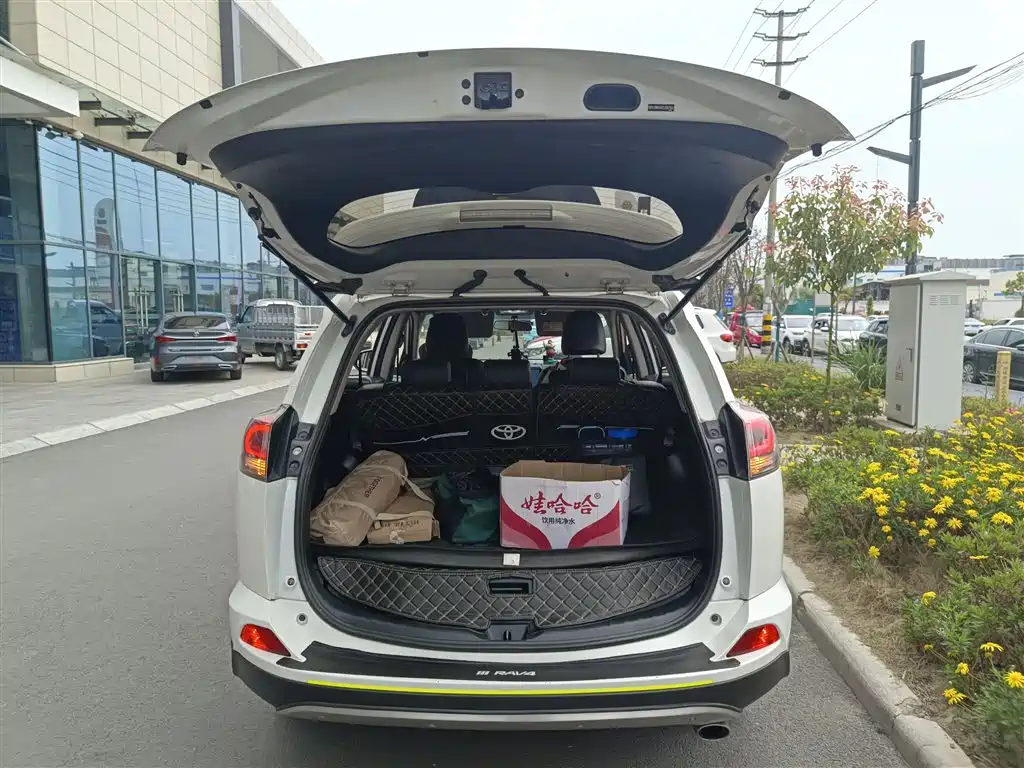 Toyota RAV4 — фото 19