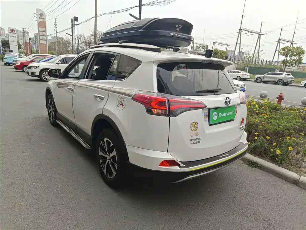 Toyota RAV4 — фото 5