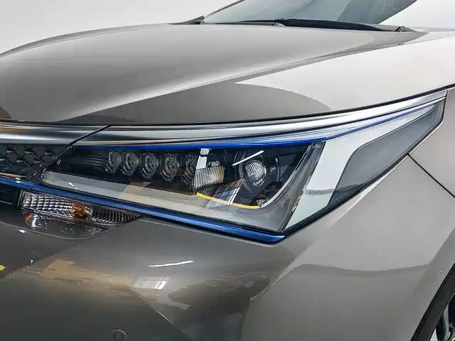 Toyota Corolla Hybrid — фото 15