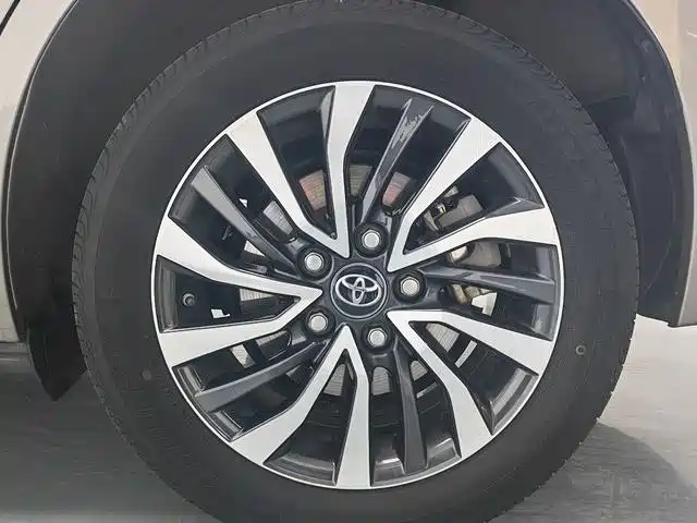 Toyota Corolla Hybrid — фото 18
