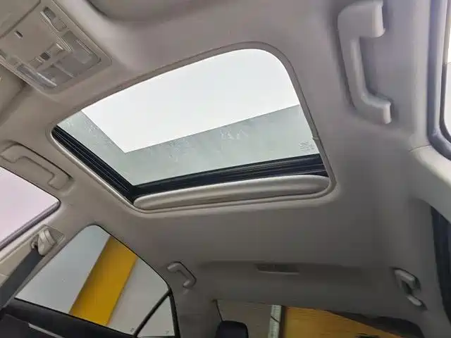 Toyota Corolla Hybrid — фото 10