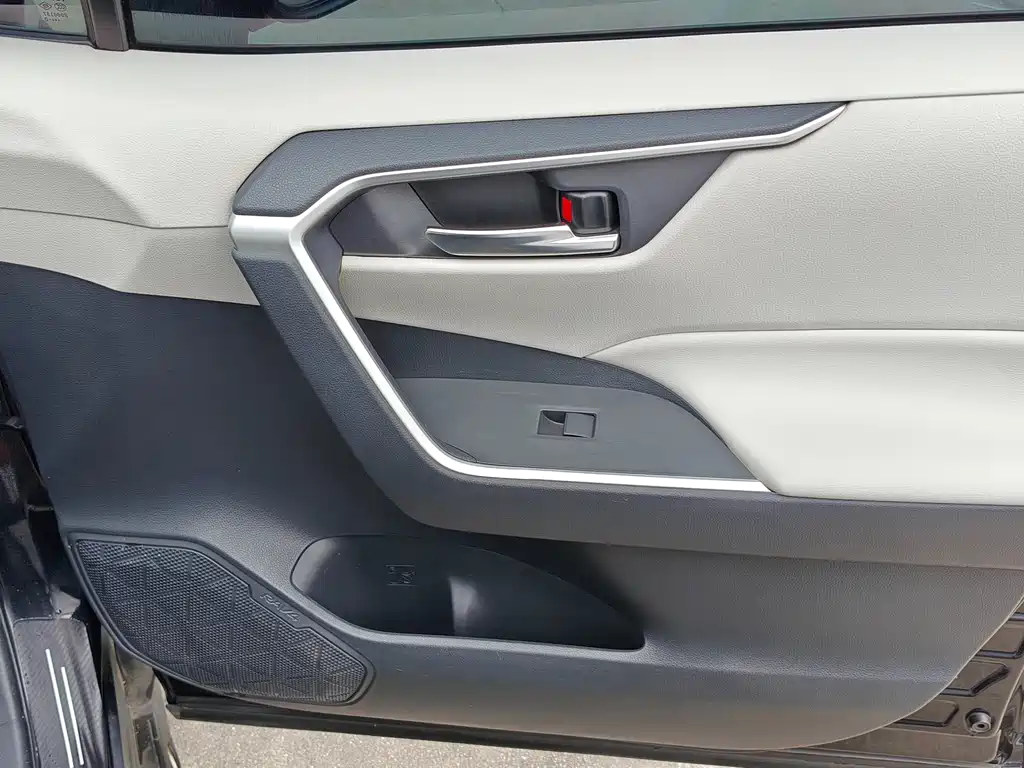 Toyota RAV4 — фото 11