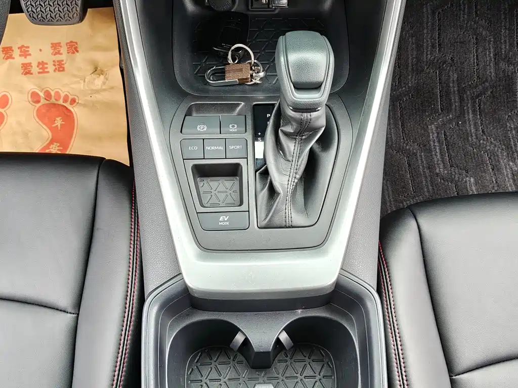 Toyota RAV4 — фото 14