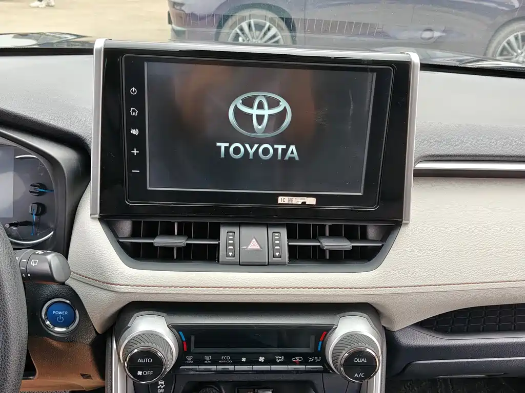 Toyota RAV4 — фото 15