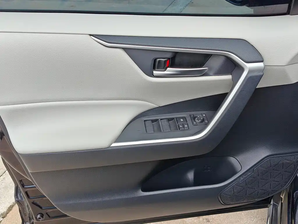 Toyota RAV4 — фото 10