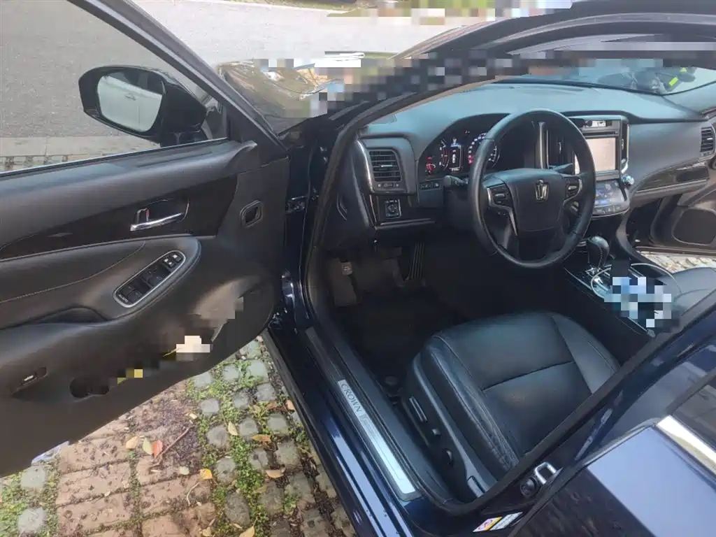 Toyota Crown — фото 14