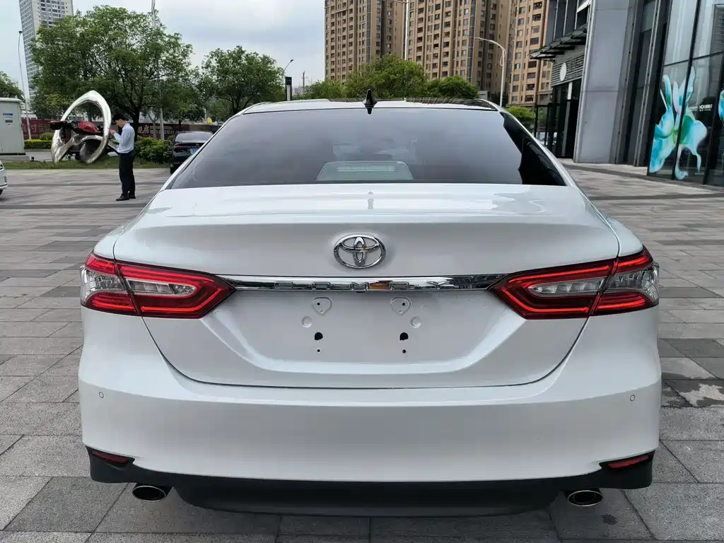 Toyota Camry — фото 3
