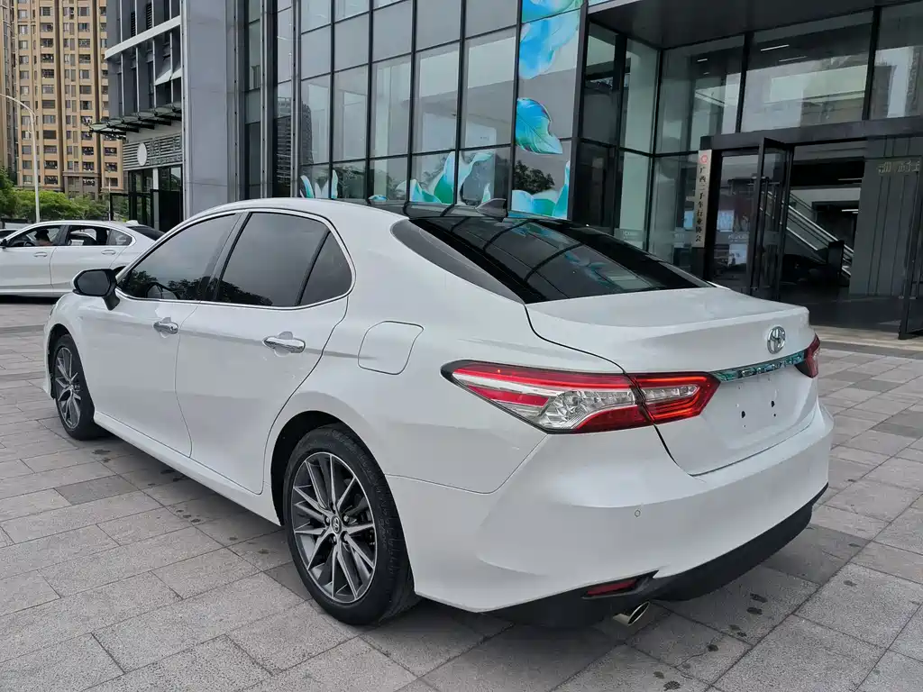 Toyota Camry — фото 4