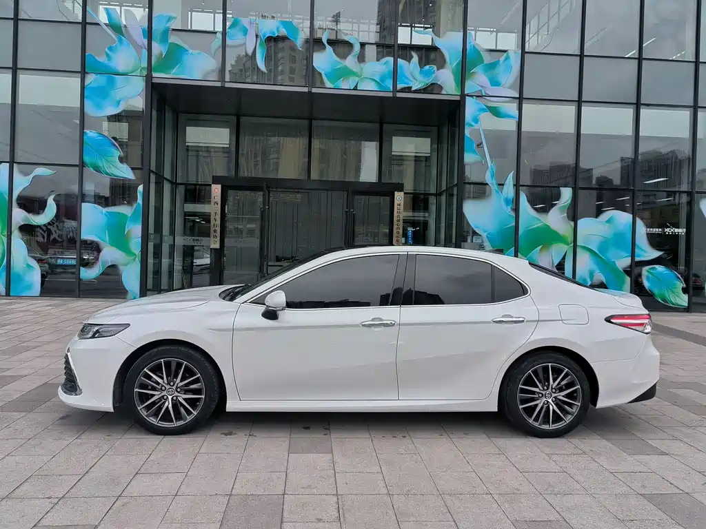 Toyota Camry — фото 5