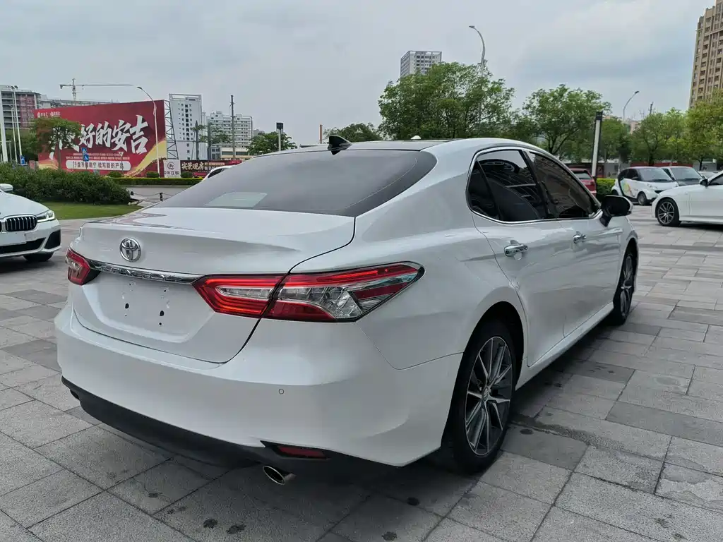 Toyota Camry — фото 7