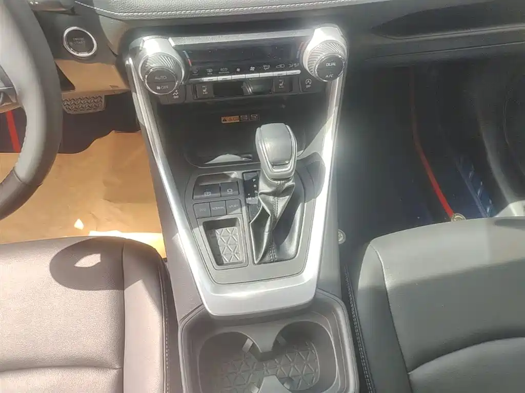 Toyota RAV4 — фото 14