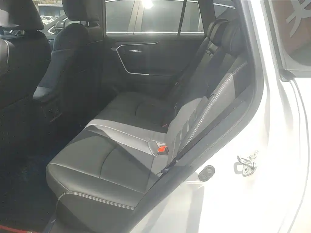 Toyota RAV4 — фото 17