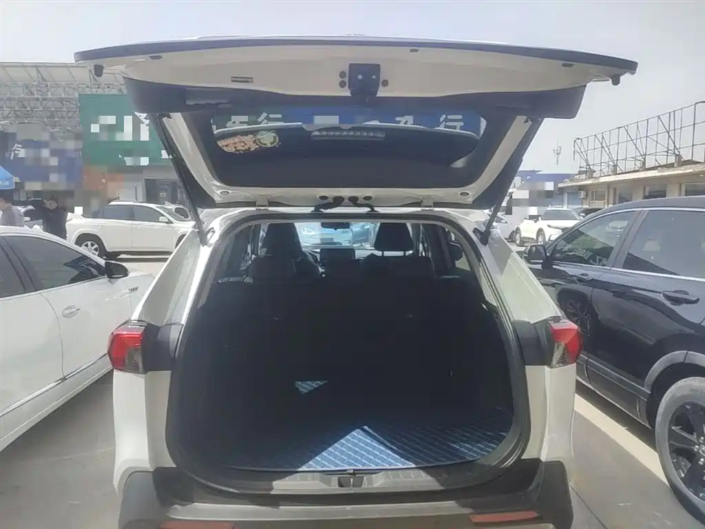 Toyota RAV4 — фото 19