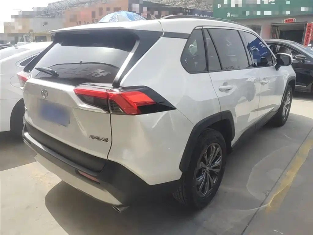 Toyota RAV4 — фото 7