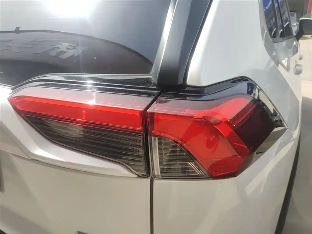 Toyota RAV4 — фото 8